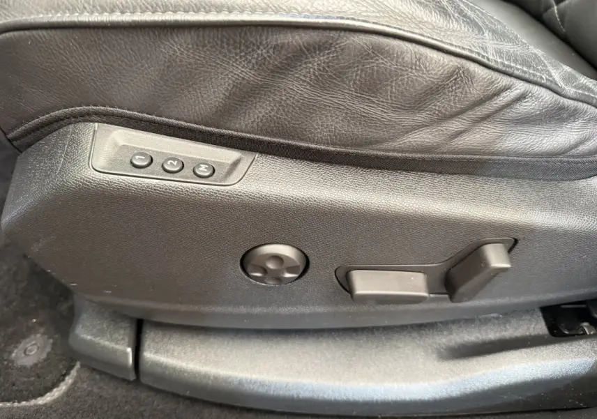 Réglages électriques du siège conducteur en cuir noir avec mémoire de position sur DS7 Crossback gris foncé.