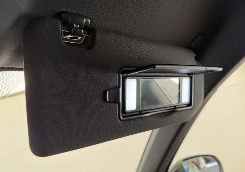 Détail du pare-soleil intérieur avec miroir éclairé sur DS7 Crossback gris foncé, vue côté droit du poste de conduite.