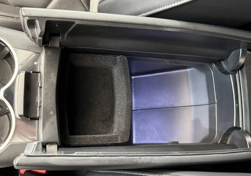 Vue plongeante sur le rangement central ouvert du DS7 Crossback 2018, intérieur noir avec compartiment doublé tissu.