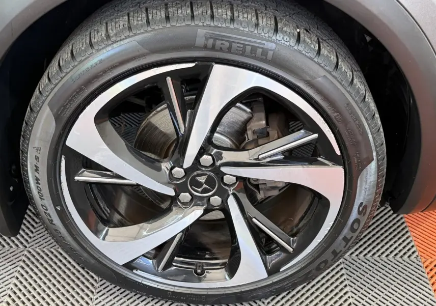 Gros plan sur la jante alliage bicolore et pneu Pirelli d’un DS7 Crossback gris foncé, vue côté droit.
