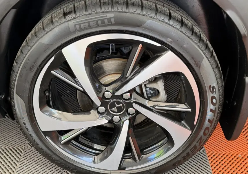 Gros plan sur la jante alliage bicolore et pneu Pirelli d’un DS7 Crossback gris foncé, côté droit.