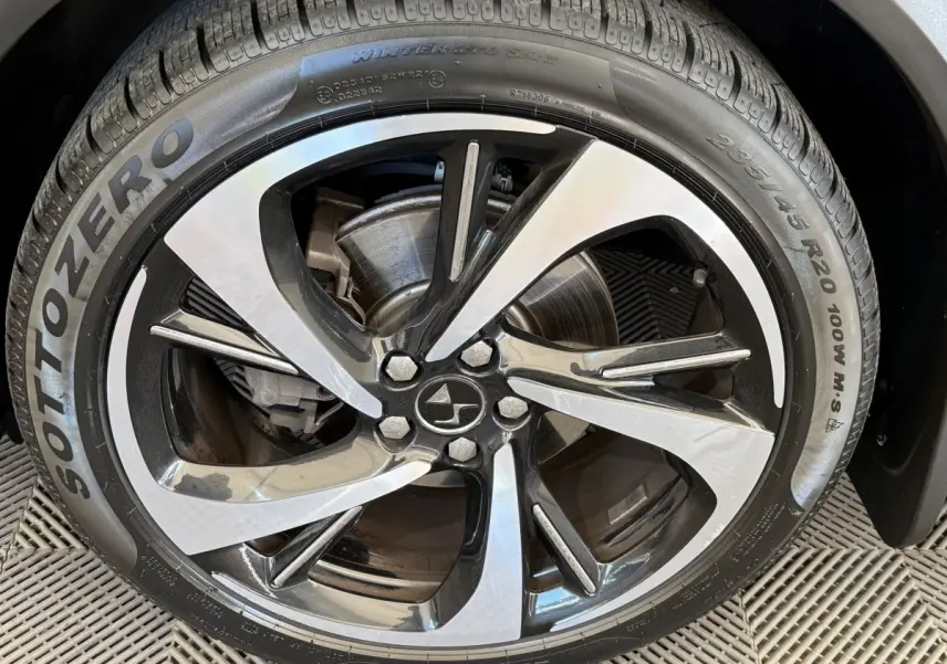 Gros plan sur la jante alliage bicolore et pneu Pirelli Sottozero du DS7 Crossback gris foncé, roue avant droite.