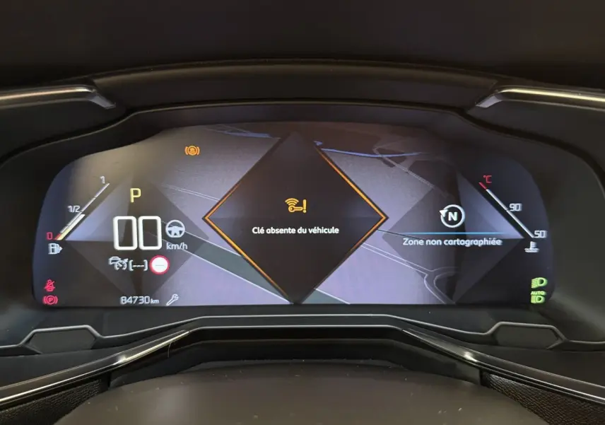Tableau de bord numérique du DS7 Crossback 2018 affichant une alerte clé absente et jauges digitales colorées.