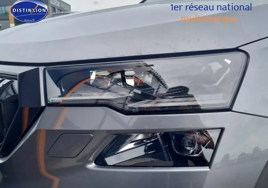 Gros plan sur le phare avant droit du Skoda Karoq gris graphite 2025 avec éclairage LED distinctif.