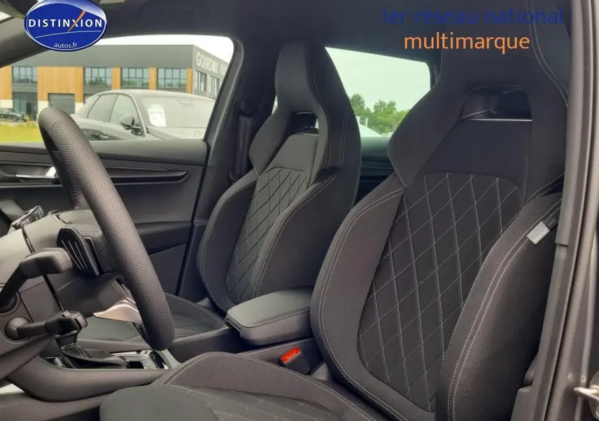 Intérieur de la SKODA KAROQ 1.5 TSI sportline 2025, vue latérale des sièges avant sport noirs avec surpiqûres grises.