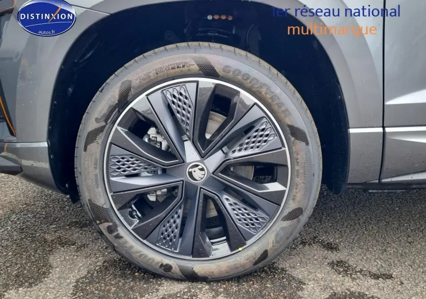 Gros plan sur la roue avant gauche du Skoda Karoq gris graphite avec jante alu au design moderne.