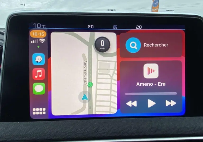 Écran tactile central du Peugeot 3008 affichant navigation et lecteur musical dans un intérieur sombre.