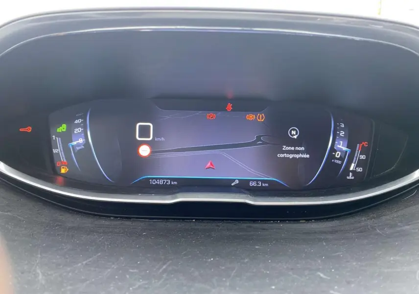 Tableau de bord numérique du Peugeot 3008 2017 affichant la vitesse à 0 km/h et la navigation en zone non cartographiée.
