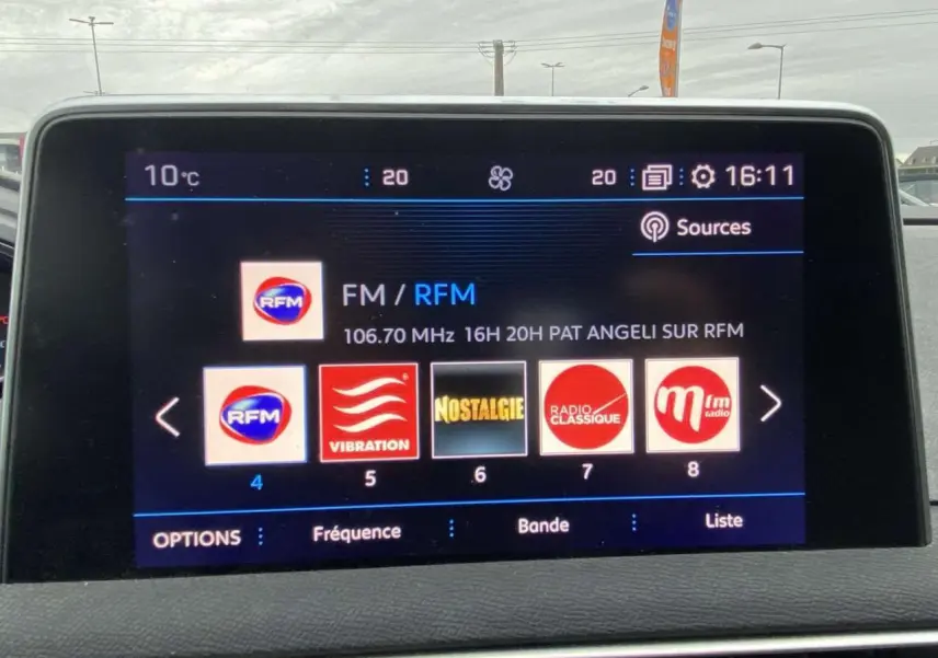 Écran tactile du Peugeot 3008 2017 affichant les stations radio FM avec interface moderne et claire.