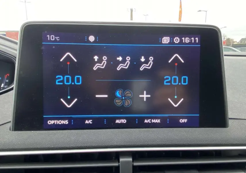 Écran tactile central du Peugeot 3008 2017 montrant la climatisation automatique bi-zone réglée à 20°C.