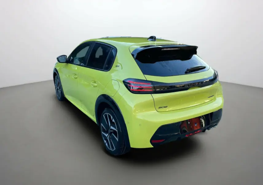 Peugeot 208 Hybrid 136 GT Plus jaune agueda vue 3/4 arrière droit avec toit noir et jantes stylées