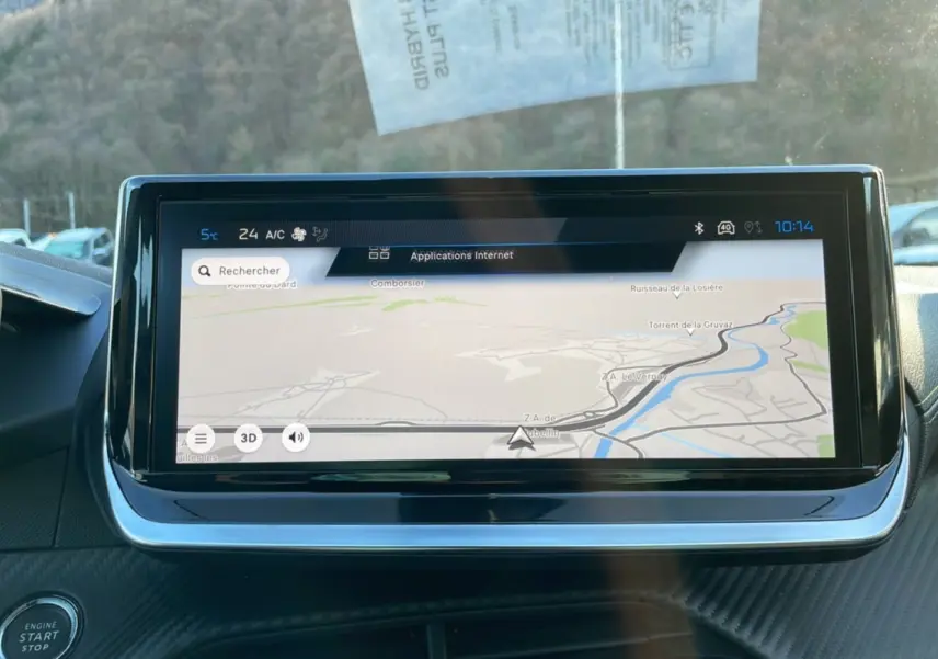 Écran tactile central affichant la navigation GPS dans l'habitacle d'une Peugeot 208 Hybrid 136 GT Plus 2024.