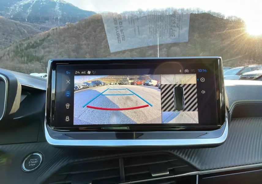 Écran central du Peugeot 208 Hybrid 136 GT Plus 2024 montrant la caméra de recul avec vue arrière et top-down.