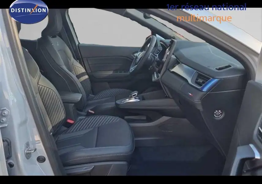 Vue intérieure côté gauche du Renault Captur E-Tech gris Rafale, mettant en valeur les sièges noirs et le tableau de bord moderne.