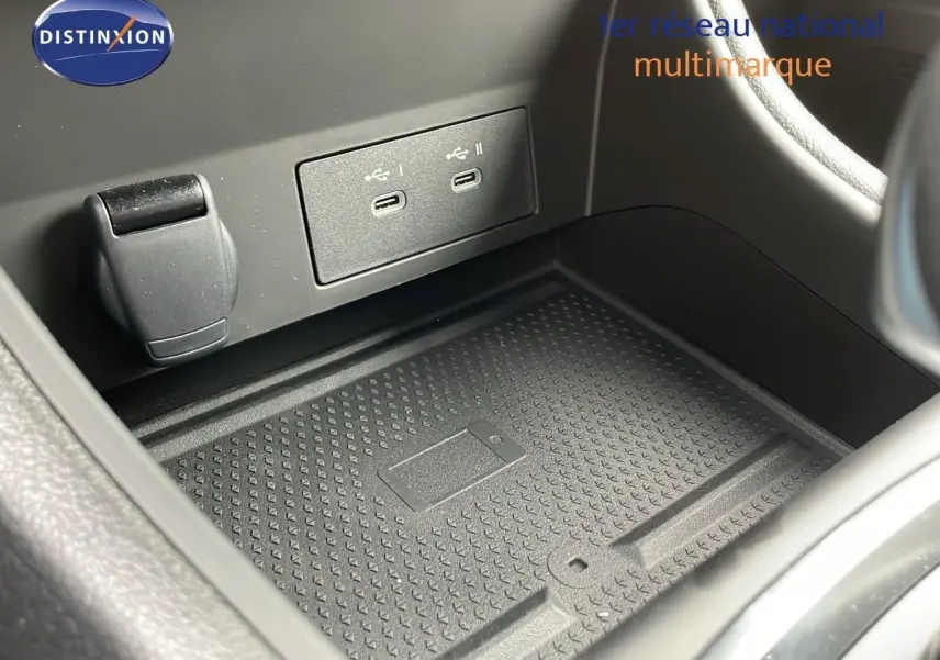 Gros plan sur la console centrale du Renault Captur 2025, montrant deux ports USB-C et un espace de rangement noir texturé.