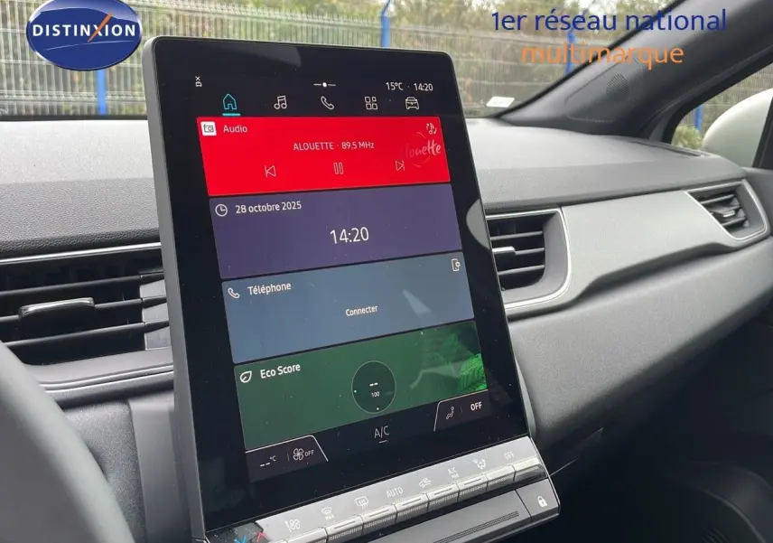 Écran tactile vertical du tableau de bord du Renault Captur 2025, intérieur gris avec commandes climatisation intégrées.
