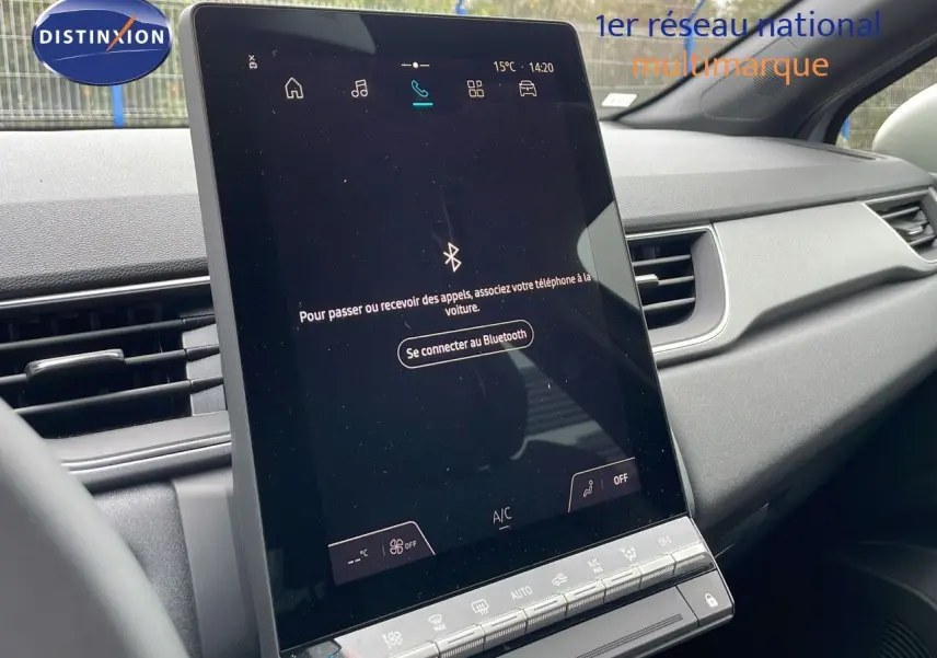Vue intérieure du tableau de bord du Renault Captur 2025, écran tactile central vertical avec interface Bluetooth, finition gris rafale.