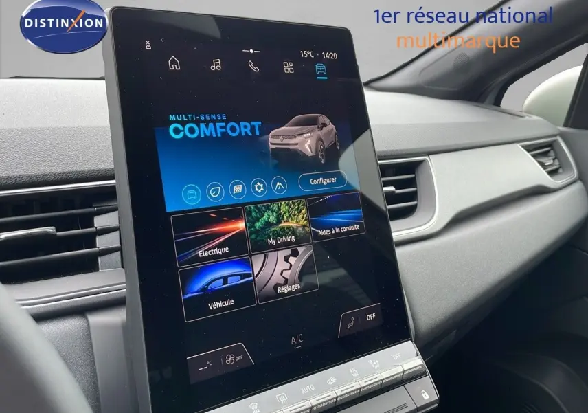 Vue rapprochée de l’écran tactile central du Renault Captur gris Rafale, affichant le mode de conduite Confort.