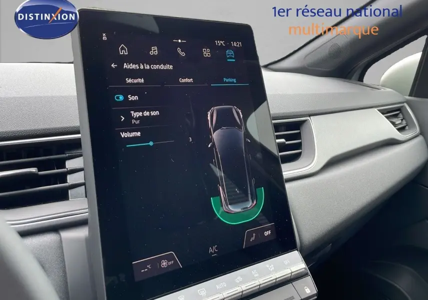Vue intérieure du tableau de bord du Renault Captur 2025, écran tactile central affichant l'aide au stationnement.