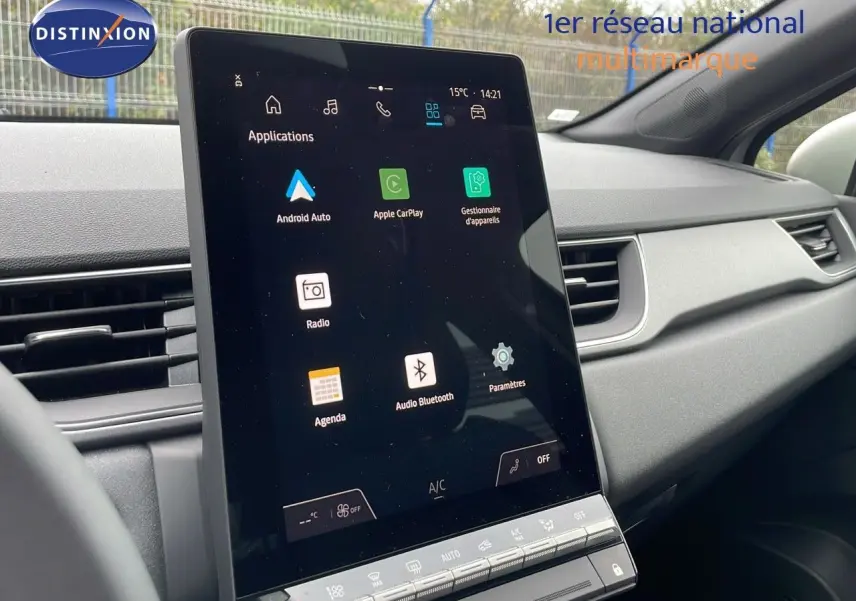 Vue intérieure du tableau de bord du Renault Captur 2025, écran tactile central avec applications connectées visibles.