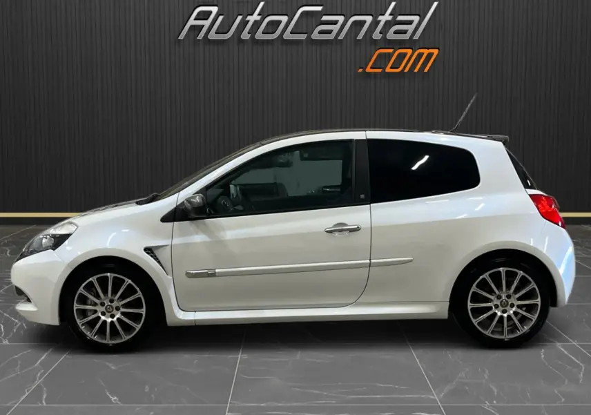 Profil droit d'une Renault Clio III RS 20th Anniversary blanc nacré avec toit noir et jantes alliage 17 pouces.