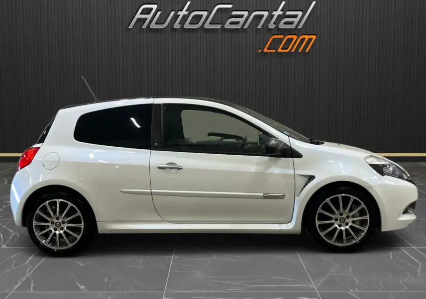 Profil droit de la Renault Clio III RS 20th Anniversary blanc nacré avec toit noir et jantes alliage 17 pouces.