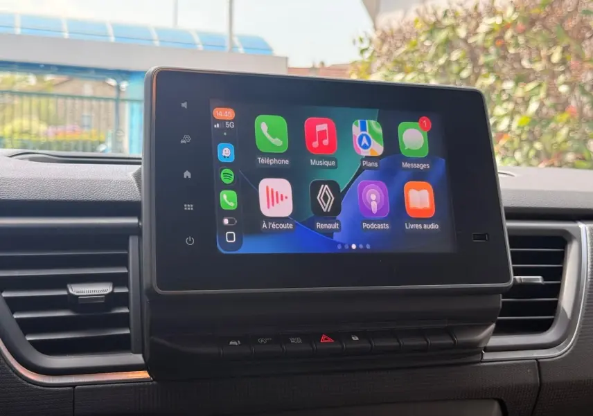 Écran tactile central du tableau de bord du Renault Trafic gris comète, affichant des applications connectées.