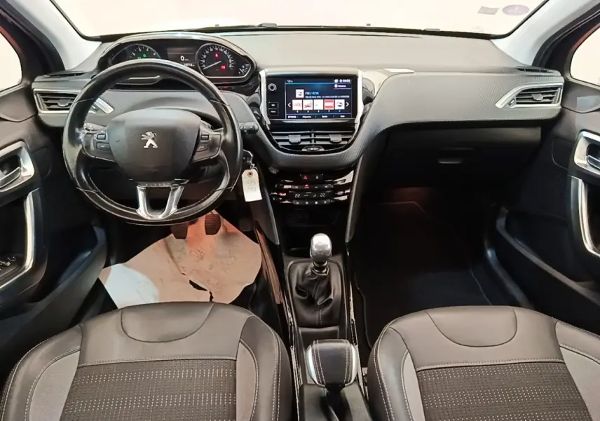 Vue intérieure avant de la Peugeot 2008 Puretech 130 S&S Allure Business 2019, volant cuir et écran tactile central.