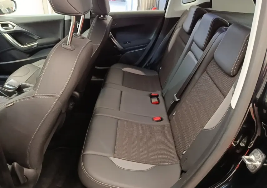 Vue intérieure côté droit des sièges arrière noirs de la Peugeot 2008 Puretech 130 S&S Allure Business 2019.