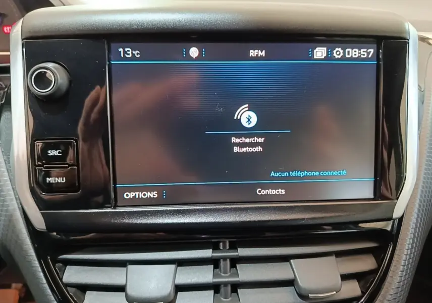 Écran tactile central du tableau de bord de la Peugeot 2008 noir, affichant la recherche Bluetooth à 08:57.