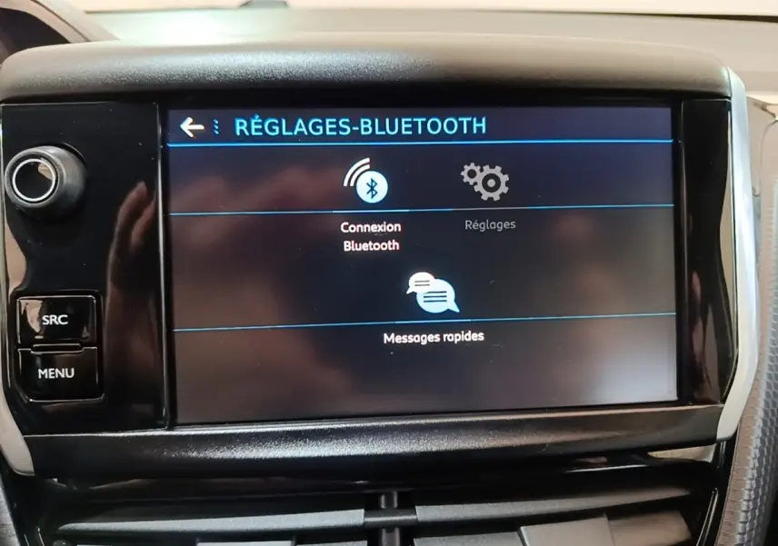 Écran tactile central du Peugeot 2008 noir, affichant les réglages Bluetooth en vue frontale rapprochée.