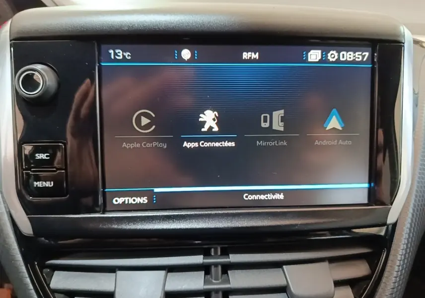 Écran tactile central de la Peugeot 2008 Puretech 130 noir, affichant les options Apple CarPlay et Android Auto.