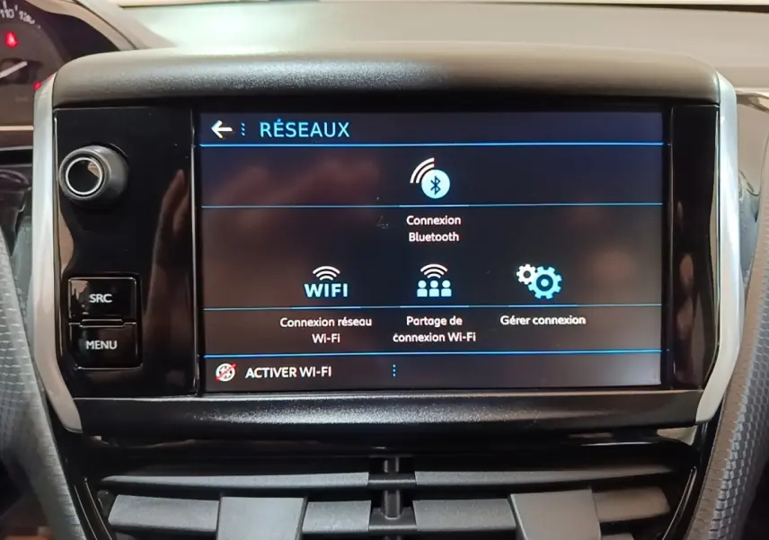 Écran tactile central du tableau de bord du Peugeot 2008 noir, affichant les options de connexion réseau Bluetooth et Wi-Fi.