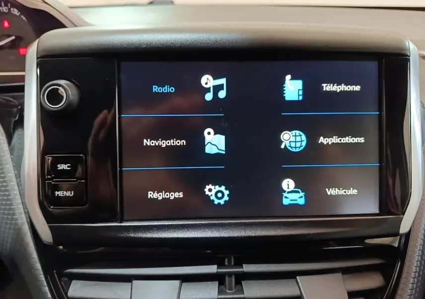 Écran tactile central de la Peugeot 2008 Puretech 130 noir, affichant menu radio, navigation et téléphone.