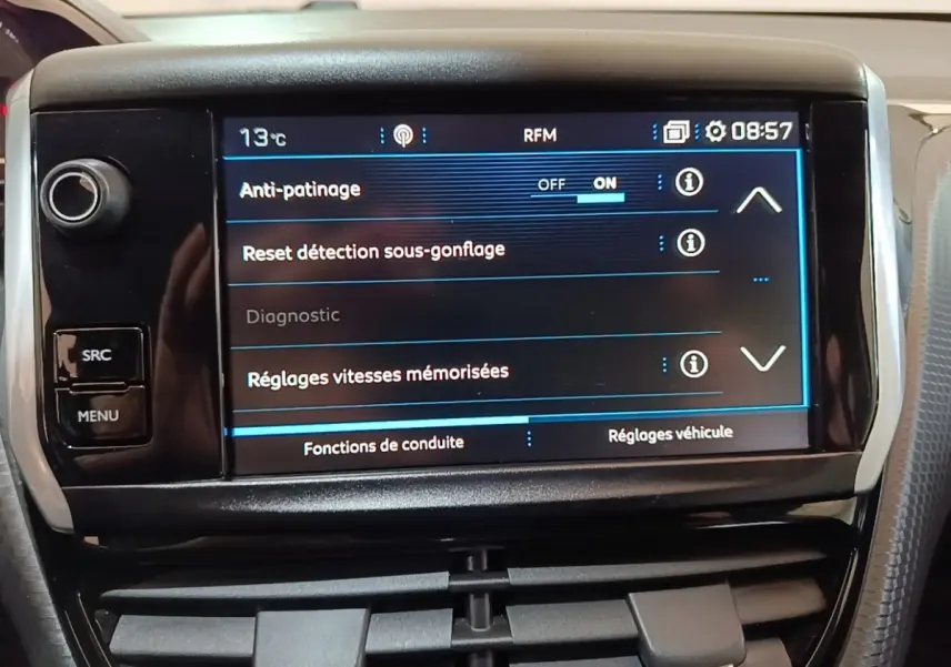 Écran tactile central du tableau de bord de la Peugeot 2008 Puretech 130 noir, affichant les réglages de conduite.