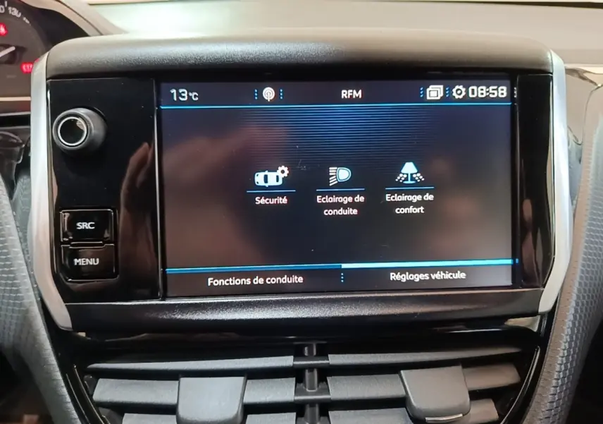 Écran tactile central affichant les réglages de sécurité et éclairage dans l’habitacle d’une Peugeot 2008 noire.