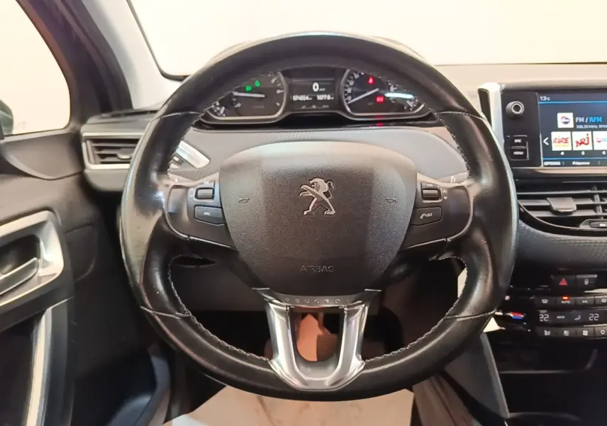 Vue rapprochée du volant cuir noir et du tableau de bord numérique du Peugeot 2008 Puretech 130 S&S Allure Business 2019.