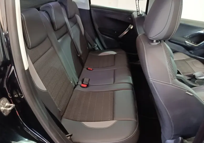 Vue intérieure côté gauche montrant la banquette arrière noire et les sièges avant du Peugeot 2008 Puretech 130 S&S Allure Business 2019.