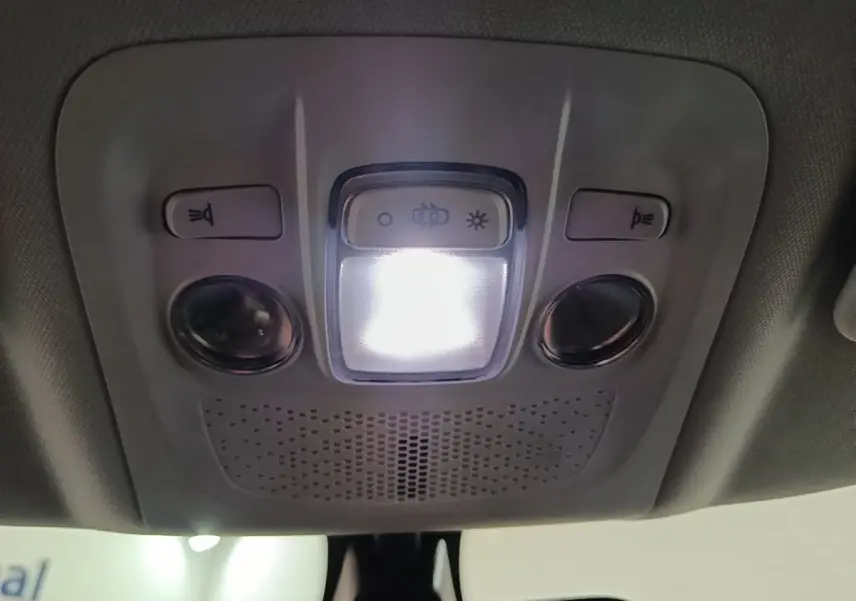 Vue en gros plan du plafonnier intérieur avec éclairage et commandes de la PEUGEOT 2008 Puretech 130 S&S Allure Business noire.