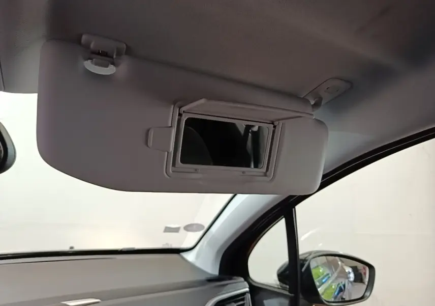 Détail intérieur du pare-soleil avec miroir ouvert côté passager du Peugeot 2008 noir, vue avant droite.