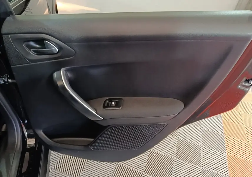 Vue rapprochée de la porte intérieure côté gauche noire de la Peugeot 2008 Puretech 130 S&S Allure Business 2019.