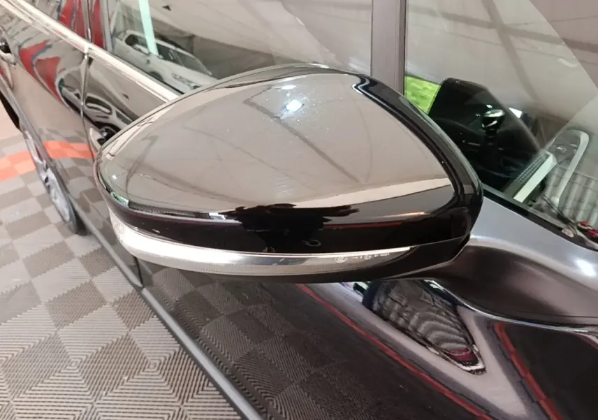 Rétroviseur droit noir brillant de Peugeot 2008 2019, reflet de l'intérieur et carrosserie noire visible.