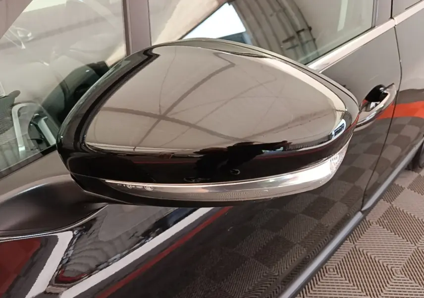 Rétroviseur côté gauche noir brillant de Peugeot 2008 Puretech 130 S&S Allure Business 2019, avec clignotant intégré.
