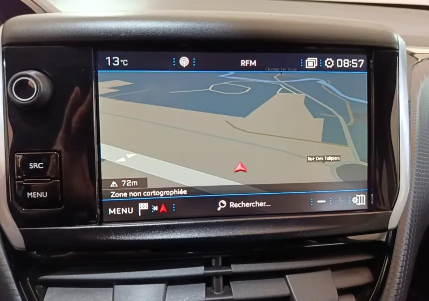 Vue rapprochée de l'écran tactile de navigation 7 pouces du tableau de bord du Peugeot 2008 noir, affichant une carte GPS.