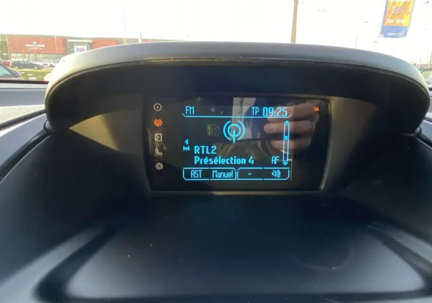 Écran central du système audio Ford SYNC affichant la radio RTL2 dans un Ford B-MAX blanc de 2014.