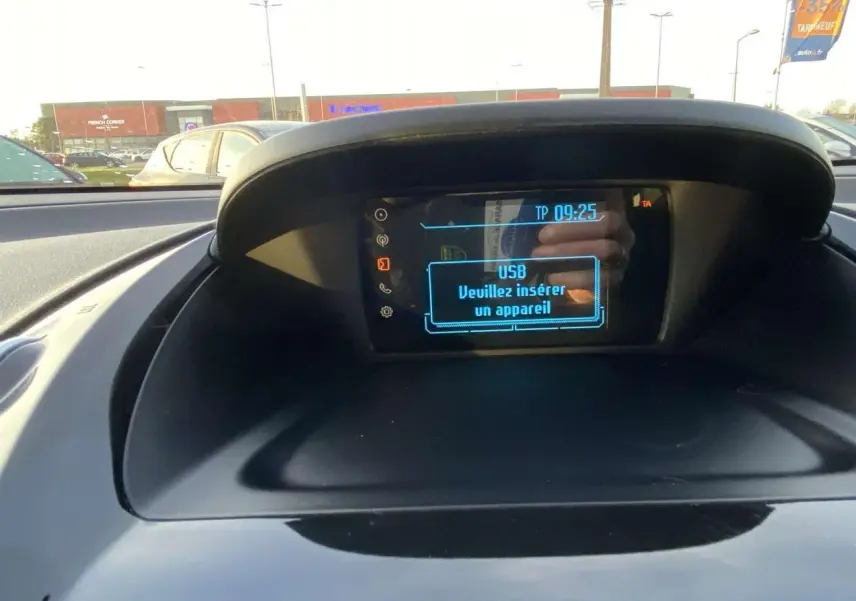 Écran central du tableau de bord d'une Ford B-MAX 2014 affichant un message USB "Veuillez insérer un appareil".