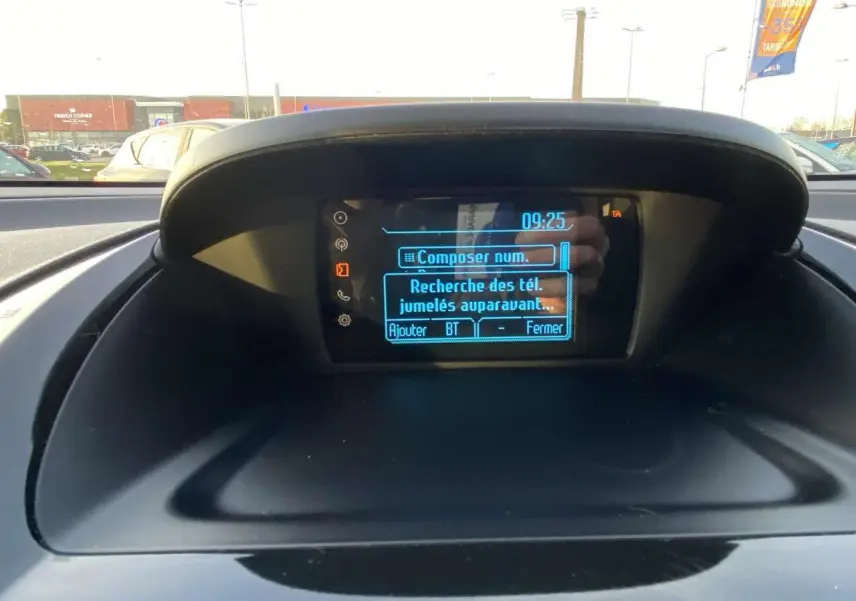 Écran central du tableau de bord du Ford B-MAX blanc 2014 affichant le menu Bluetooth en extérieur.