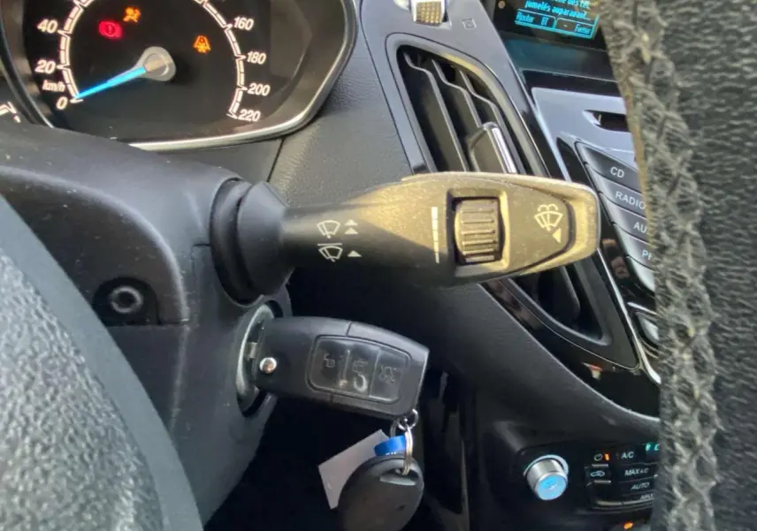 Vue rapprochée du tableau de bord et de la clé dans le contact d'une Ford B-MAX blanche de 2014.