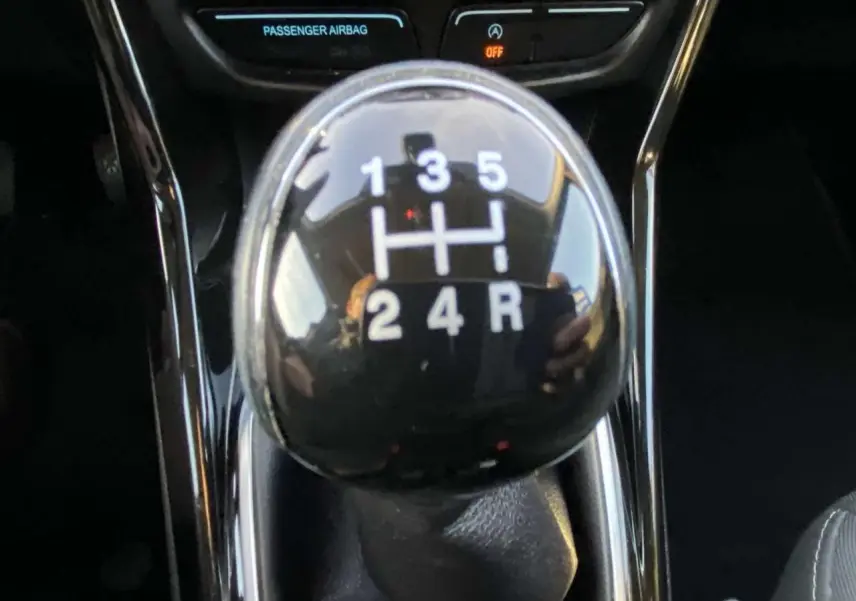 Le levier de vitesses manuel noir de la Ford B-MAX 2014 en gros plan, avec indication des rapports visibles.