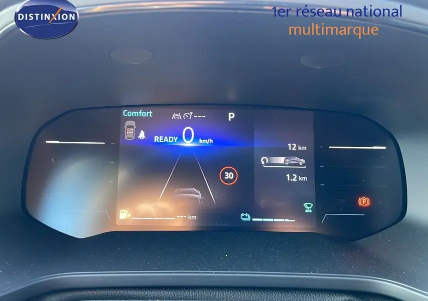 Affichage numérique du tableau de bord du Renault Captur E-Tech gris rafale, indiquant vitesse zéro et mode confort.